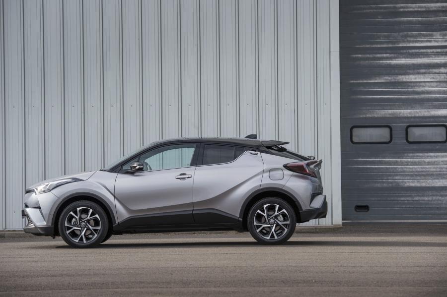  Toyota C-HR 2016 года  (UK) (фото 19 из 32)